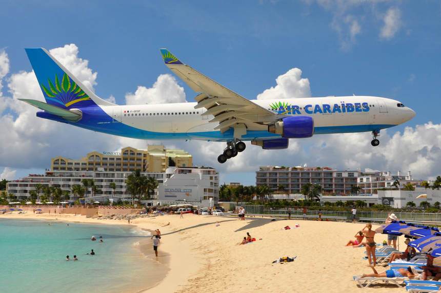 Direct round-trip flights from Paris to Sint Marteen for just 369 €
