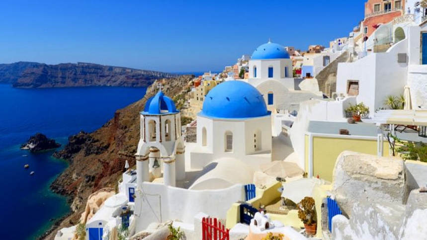 Summer ! Direct return flights from Vienna to Santorini from only 63 € 