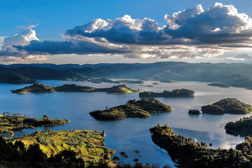 Round-trip flights from Amsterdam to Uganda for only 348 € 