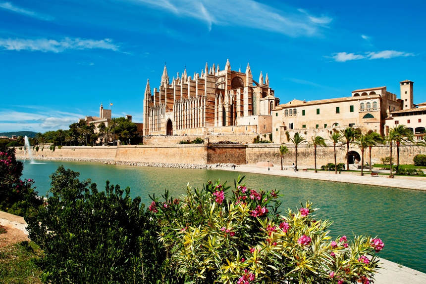 Round-trip flights from Salzburg to Mallorca for just 20 €