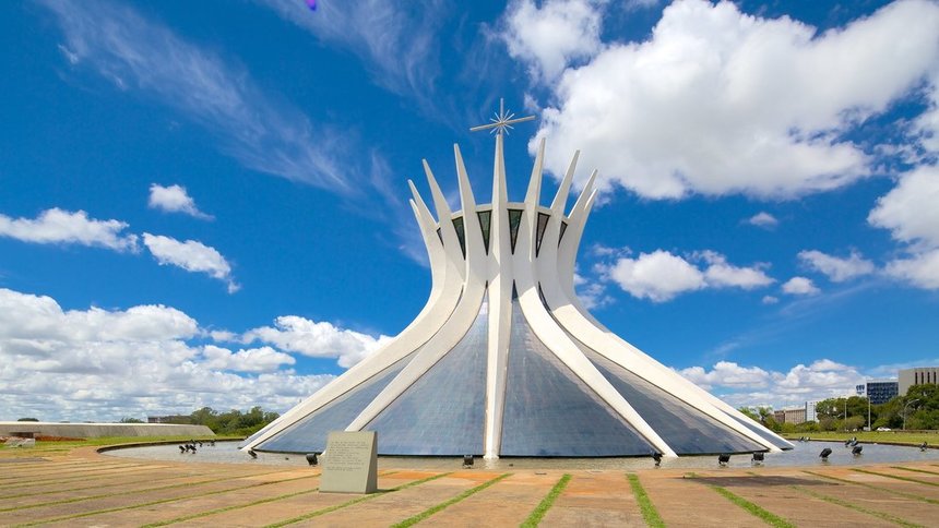 Return flights from Barcelona to Brasilia for just 349 €