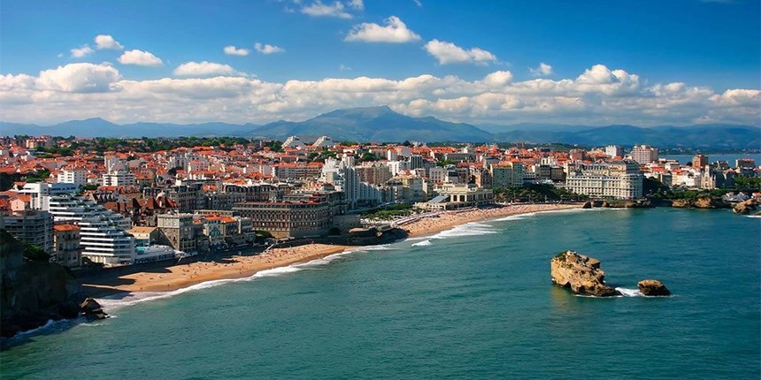 Summer ! Return flights from London to Biarritz, France from only 44 £ 