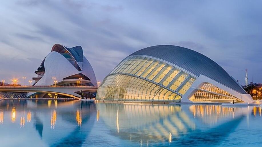 Round-trip flights from Vienna to Valencia for only 20 € 