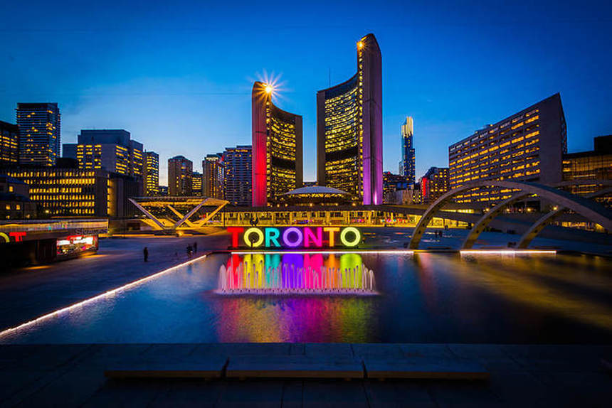 Direct round-trip flights from Barcelona to Toronto for just 330 € 