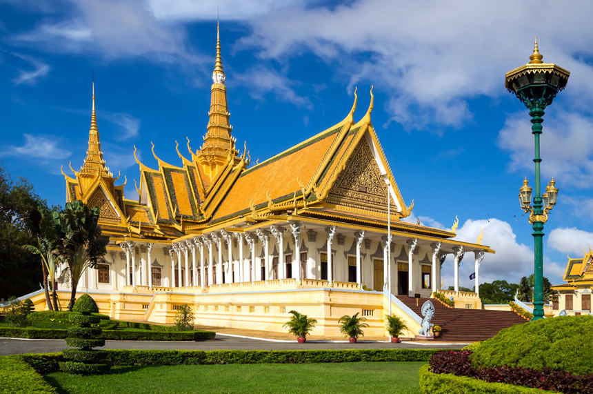 Round-trip flights from Amsterdam to Cambodia for just 376 € 