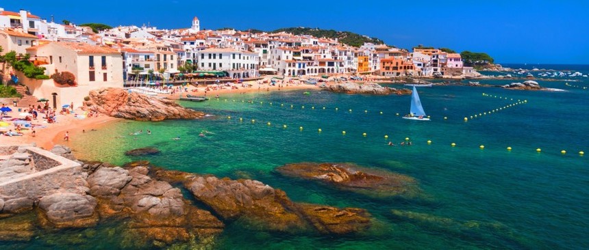 Summer round-trip flights from Billund to Girona, Spain for just 27 € 