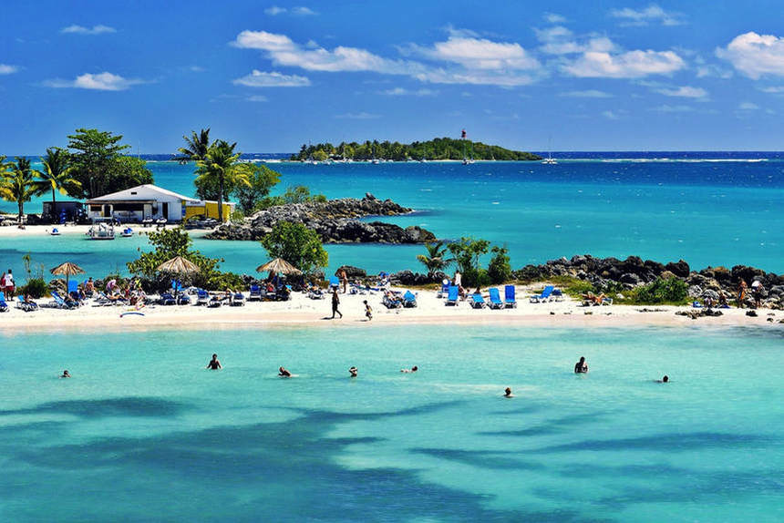 Direct return flights from Paris to Guadeloupe for just 221 €